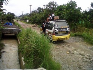Simalungun kini: Jalan-sepanjang-13-km-di-Desa-Kasindir-Kelurahan-Pardomuan-Kecamatan-Jorlang-Hataran-Kabupaten-Simalungun-hingga-20-tahun-masih-rusak-parah.